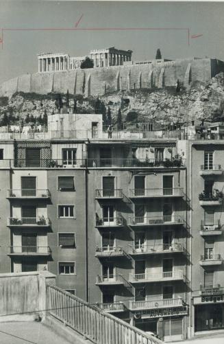 The old and the new contrast in Athens, where the Acropolis can usually be seen beyond the apartment towers and the television aerials. So the city of(...)