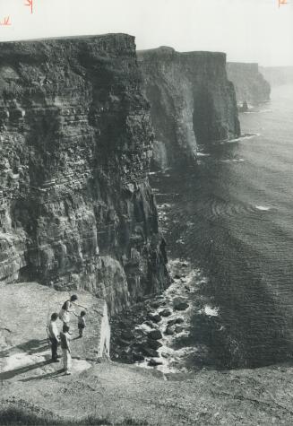 The cliffs of moher are a spectacular feature of the Atlantic coast of Country Clare, a shore that has claimed the lives of many sailors, including so(...)