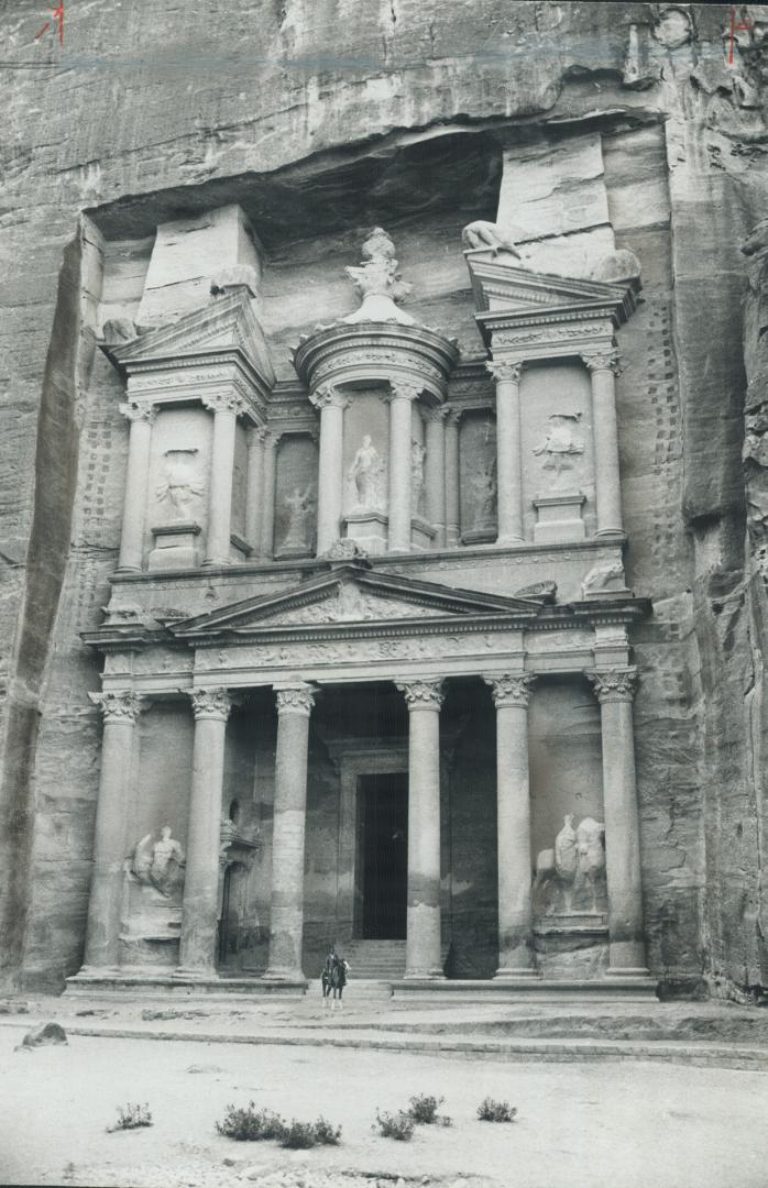 The treasury, a huge cave with a magnificently impressive facade carved by the Romans, is the first building you encounter when you ride into the rose(...)