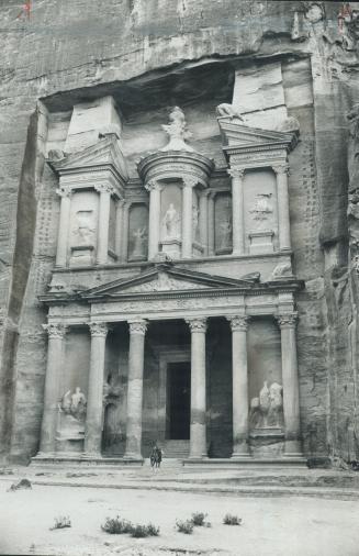 The treasury, a huge cave with a magnificently impressive facade carved by the Romans, is the first building you encounter when you ride into the rose(...)