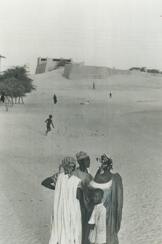 The sands of the Sahara roll up to the walls of Timbuktu and seep through its streets, a playground for children and a dramatic setting for the old Fo(...)