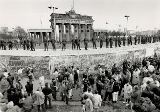 Brandenburg gate: Solviers stand at ease on top of the Berlin Wall, in front of gate