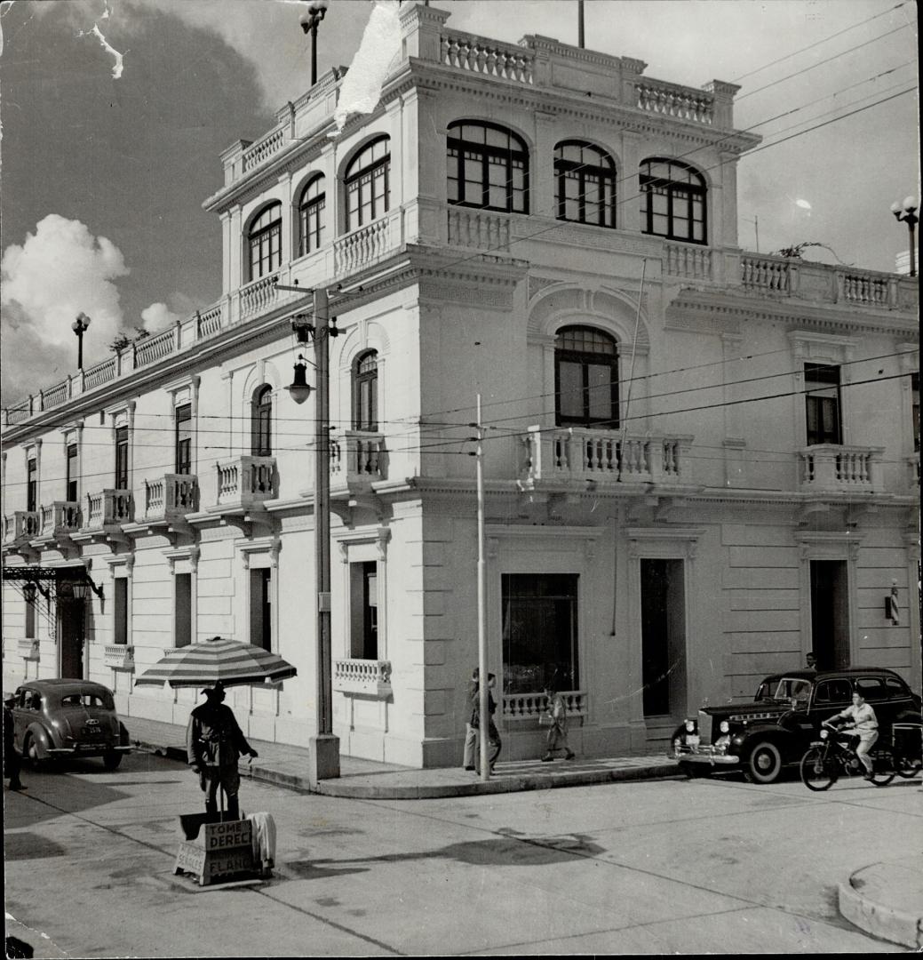 Coffee and Bananas make Guatemala prosperous and thi shotel in the capital, with a bath in each of its 120 rooms, is the country's finest. One-third o(...)