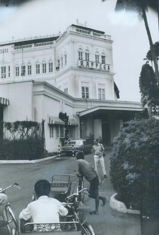 The Raffles Hotel in Singapore has refused to fade away with the empire it epitomized back in the days when it was famous through the East as the meet(...)