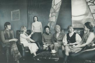 Star Staff writers Margaret Weiers, fourth from left, and Helen Worthington, second from right, talk to the housewives