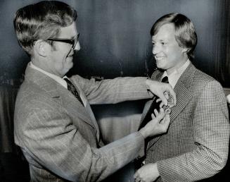 A memento for qualifying to play in 1973 Ontario Amateur golf tournament is presented to Dave Allewell, right, of Cherry Downs by the Star's community(...)