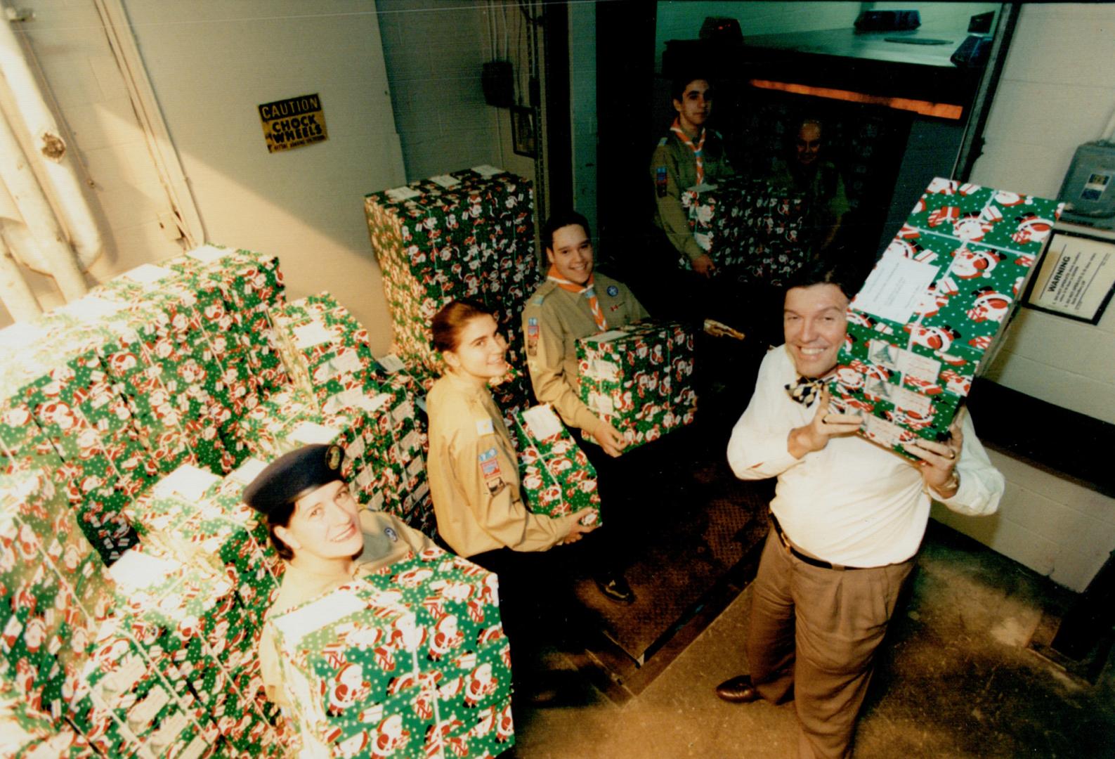 Helping hands: Star Publisher John Honderich shows boxes being loaded by, from left, Maria Faria, Marisa Rocha, Ken Rosa, Dave Areias, Robert Engel