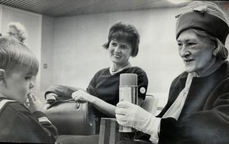 Mrs.Beatrice White, who won a fly-swatting contest sponsored by The Star 56 years ago, shows 3-year-old Lee Moderate the can of insect killer she was (...)