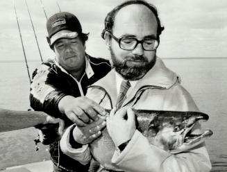 Star's $ 1-million salmon in the lake, Starship skipper Wayne Andrew, left, lends a hand as Toronto Star Editor-in-chief George Radwanski cradles The (...)