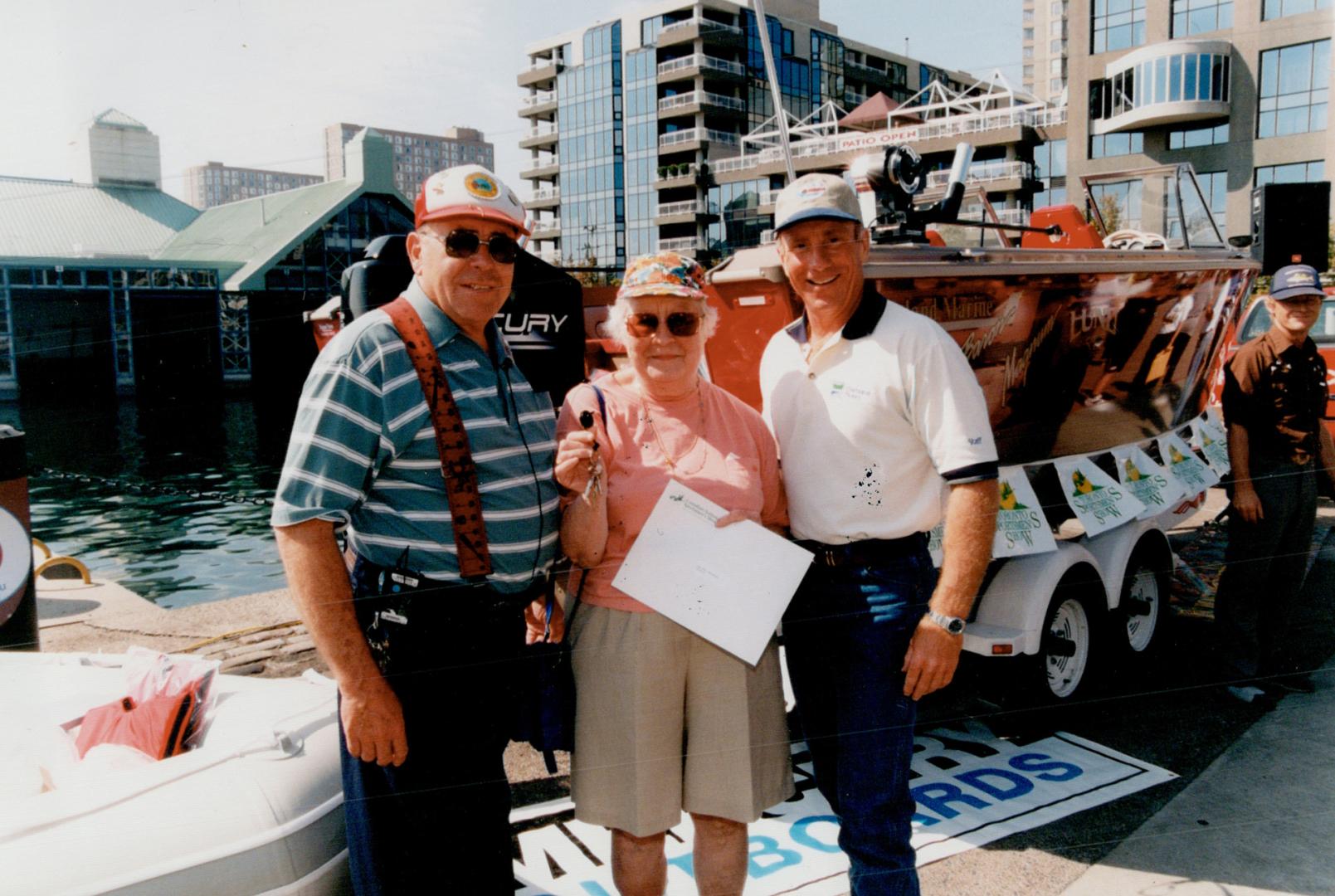 Great catch for winner, Natural Resources Minister John Snobelen, right, presents William Beacham of Dundas and wife Diana with Great Salmon Hunt gran(...)