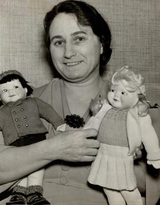 Victoria and Wyn Briton, The Star Weekly knitting contest's famed refugee dolls from Britain, are now ready to face the coldest of Canadian weather. T(...)