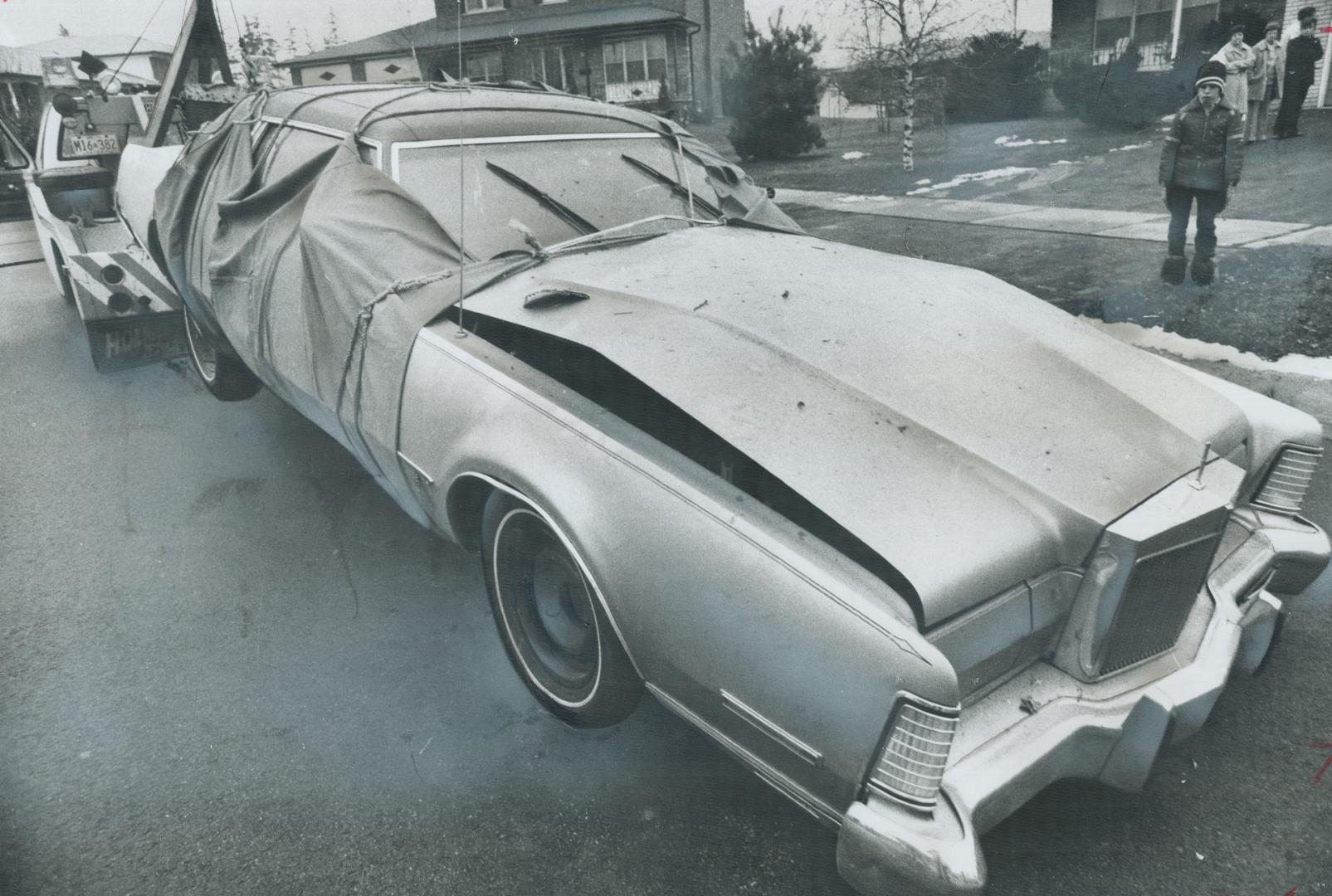 The Bomb that blew part of the leg off convicted bookmaker Walter Chomski of Mississauga left a hole in the floor of his 1973 blue Lincoln Continental(...)