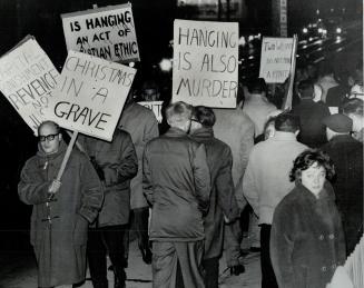 Parade of pickets carrying signs protesting capital punishments walked for four hours outside the Don jail in 22-degree cold. Mostly of university age(...)