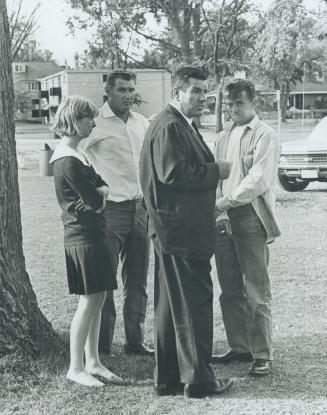 Talking the whole thing over, hostage Lorraine Barry, 26, who was abducted from Warkworth penetentiary by conviet Maurice Lauzon (right), 25, stands i(...)