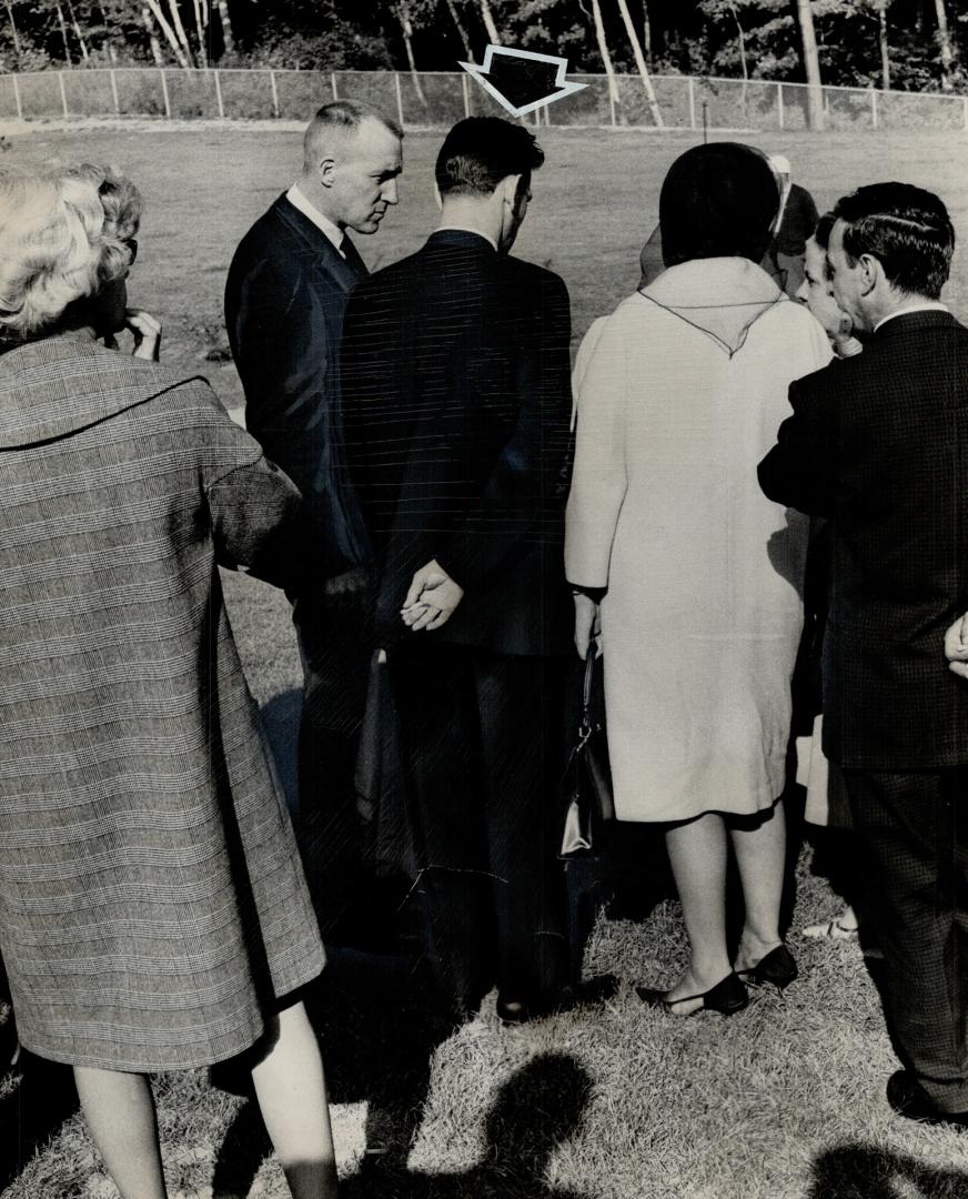 The convict at the Graveside, Det