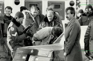 Gunman relents after 3-hour siege, Officers of the Metro police emergency Task Force, above, talk with a man armed with a rifle in his car yesterday n(...)
