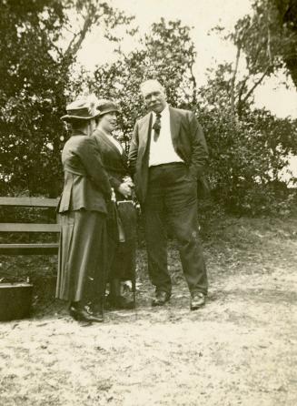 Arthur Conan Doyle at the Spiritualist's picnic, Nielsen Park, Sydney, Australia, 1920