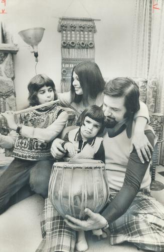 Joining is on a family jam session, Romanian singer Aura Rully plays with sons Sean, 11, and Elia, 3, and husband Ron Rully, Toronto-born jazz drummer(...)