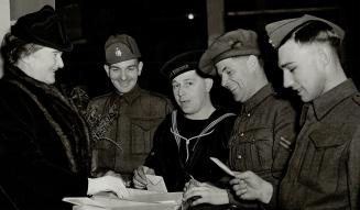 Folks back home are always eager to hear from their boys in training and Lady Baillie telle them Be sure to write as she dispenses stationery. She spe(...)