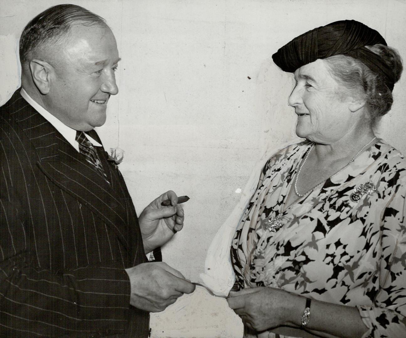At Right Harry Giddings is shown presenting Lady Baillie with a cheque for the 50 guineas won by Ten To Ace in the King's Plate this year