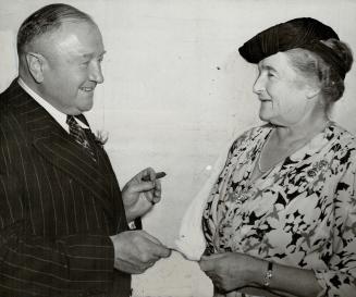 At Right Harry Giddings is shown presenting Lady Baillie with a cheque for the 50 guineas won by Ten To Ace in the King's Plate this year
