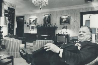 Harold Ballard, relaxing in his Maple Leaf Gardens suite, should be enshrined in Rogues' Gallery as well as being a member of the Hockey Hall of Fame (...)