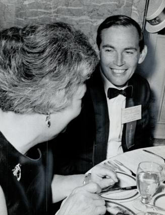 A famed doctor enjoys a joke. Dr. Christian Barnard, heart transplant surgeon, of Cape Town, South Africa, enjoys a joke with Mrs. D. L. Kippen, wife (...)