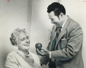 Oakville Mayor Harry Barrett still has an apple for teacher Grace Mackay, who is retiring after 39 years at Oakville Trafalgar High School. About 200 (...)
