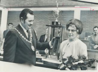 The senior citizen of the Year in Oakville for 1973, Gladys Coe, 75, receives a trophy last night from Mayor Harry Barrett. She was chosen from among (...)