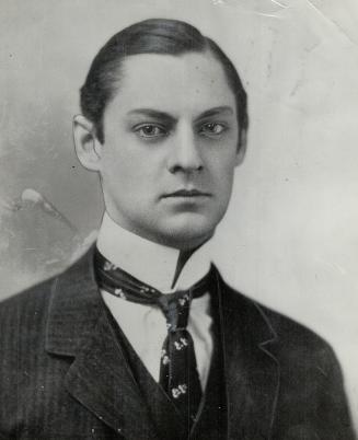 Lionel Barrymore became famous in 1931- He made his debut on the stage at the age of 15, with his maternal grandmother, Mrs. John Drew, started in the(...)
