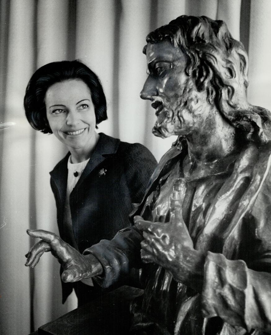 A treasure from Europe, Mrs. Thomas Bata admires wood sculpture of Salvator Mundi by Brokoff the Younger, a Czechoslovakian artist of the 1710-30 peri(...)