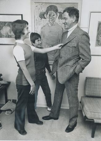 Aba Bayefsky, artist and teacher at the Ontario College of Art, wears geometric aubergine suit with plum and beige overcheck. Two of his three childre(...)