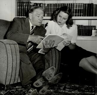 It's Wallace Beery, M-G-M, assisted by his daughter, Carol Ann, in a home-body scene that is fashionable Hollywood publicity these days, Still in high(...)