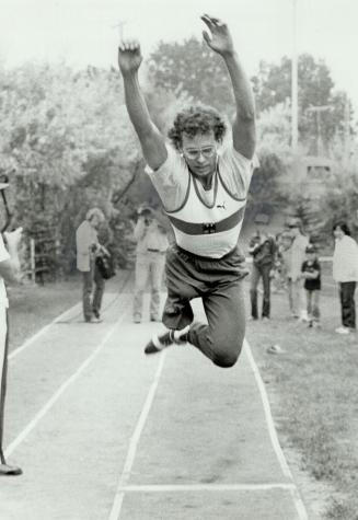 Star athlete Amputee Arnie Boldt of Saskatoon, inspiration behind CBC film Crossbar, wins long jump by more than a metre despite change in rules at Canadian Games for Physically Disabled
