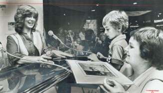 Debby Boone meets her fans, Taking time out from singing with dad at the O'Keeffe Centre this week, Debby Boone attracted admiring crowds to the main (...)