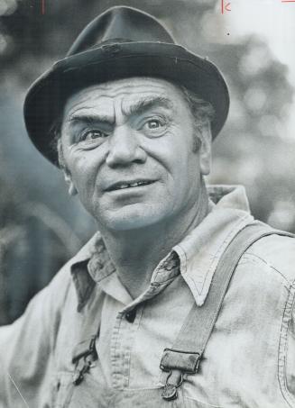 Flamboyant actor Ernest Borgnine appears in the movie Sunday in the Country as a tough old farmer who takes the law into his own hands and slaughters (...)