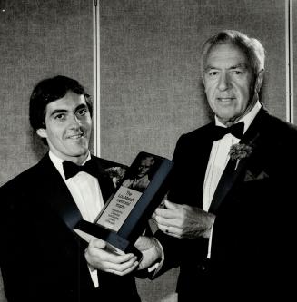 The chairman and president Jake Gaudaur of the Canadian Sports Hall of Fame presents the Lou Marsh Trophy as Canada's Athlete of the Year for 1984 to (...)