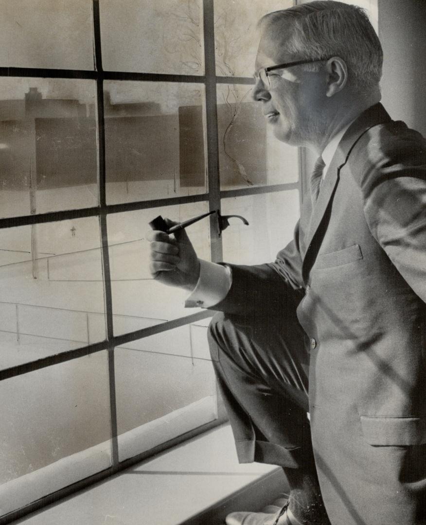 Overlooking Housing Empire of Regent Park, which Controller Allan Lamport accused him of trying to keep in his own hands, Robert Bradley today learned(...)