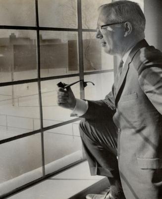 Overlooking Housing Empire of Regent Park, which Controller Allan Lamport accused him of trying to keep in his own hands, Robert Bradley today learned(...)