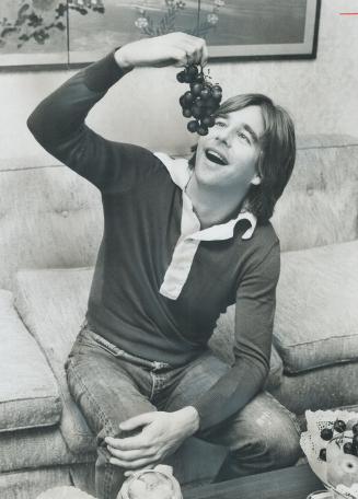 Food tends to go to Beau Bridges' chin, according to the actor hamming it up with a bunch of grapes for photographer during recent interview with Fran(...)