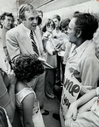 Federal NDP Leader Ed Broadbent (left) tells Canada Packer workers, locked out because of a strike at rival Swift Canadian Co. Ltd., the agreement bet(...)