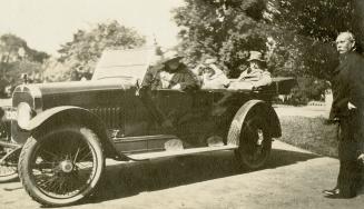 Arthur Conan Doyle en route to the Jenolan Caves, Australia, 1920