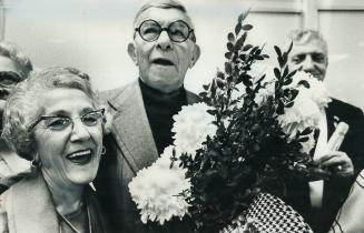 A thrilled Minnie Rosenberg (who's a mere 61-year-old kid) presented 80-year-old George Burns with a bouquet of chrysanthemums on his arrival at Toron(...)