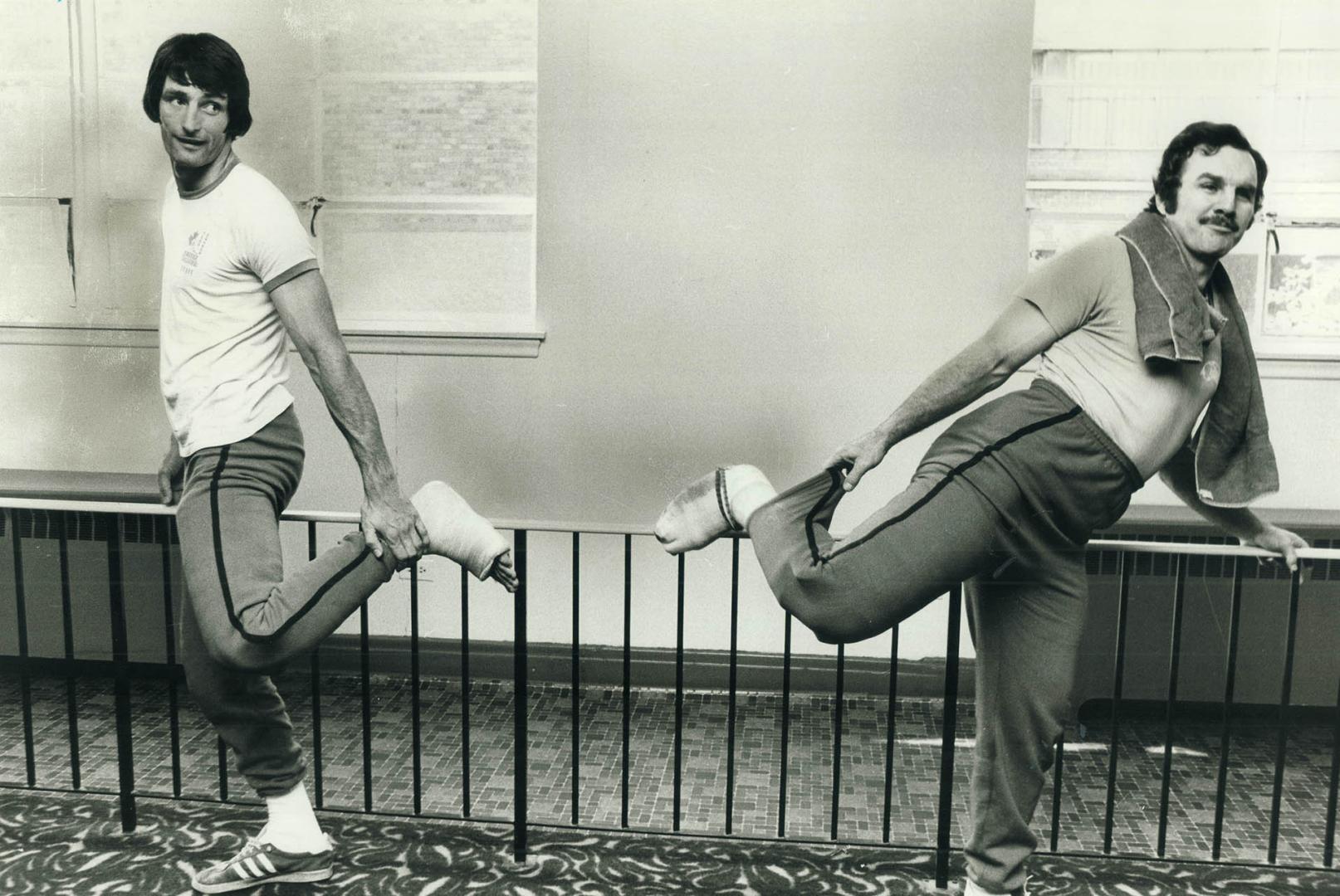 Maple Leafs Dave Burrows (left) and Ron Ellis get a kick out of therapy exercises for injured knees