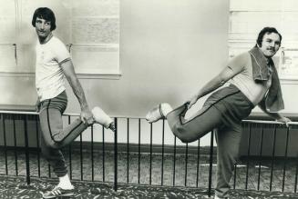 Maple Leafs Dave Burrows (left) and Ron Ellis get a kick out of therapy exercises for injured knees