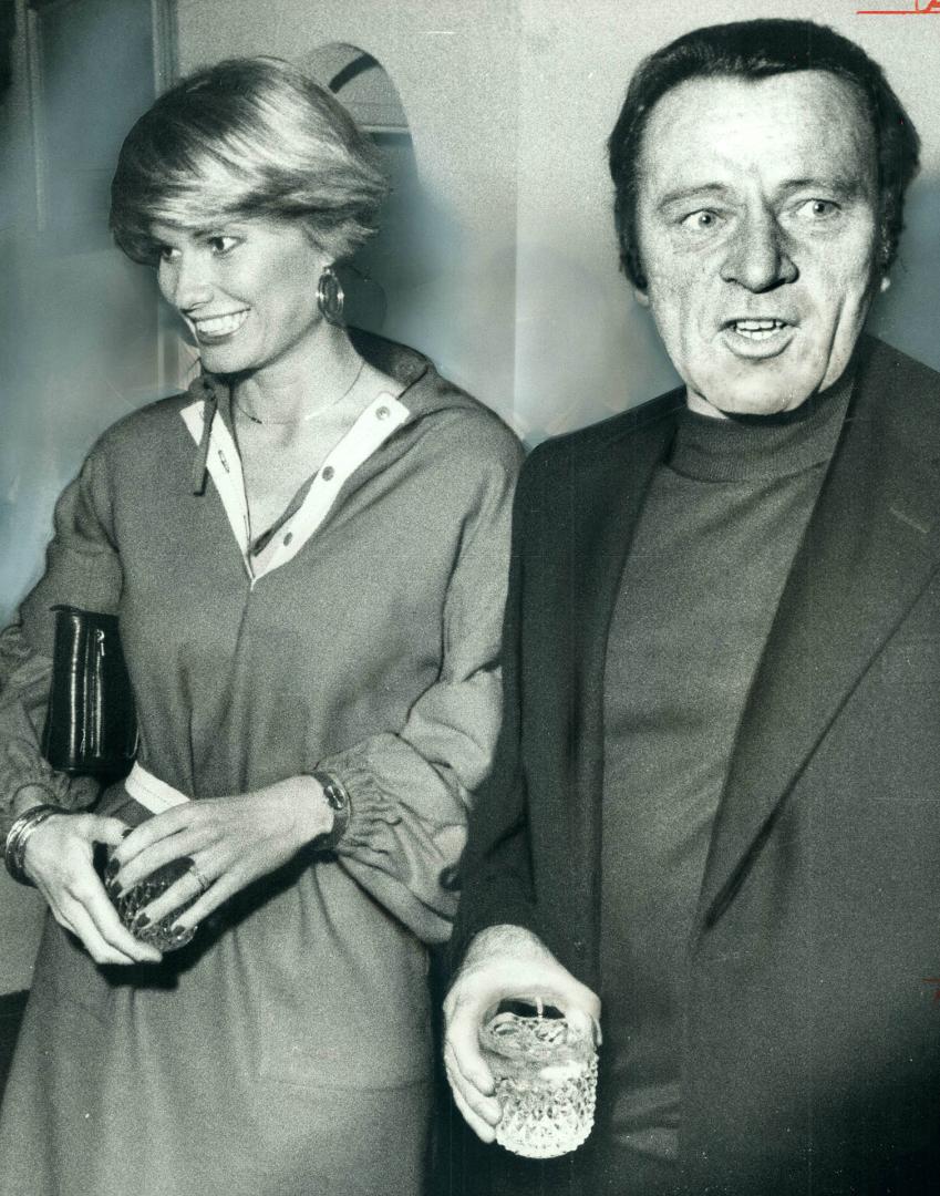 Fuerza motriz ventaja Médico Richard Burton and his new wife Suzy – All Items – Digital Archive :  Toronto Public Library