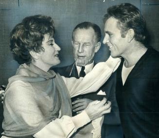 Eileen Herlie (Gertrude) congratulates Richard Burton as Hume Cronyn (Polonius) looks on after last night's opening of Burton's modern dress presentat(...)