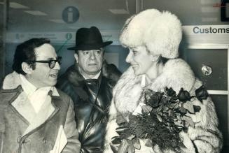 Cornered at the customs gate by Star reporter Frank Rasky (left), soprano Maria Callas last night graciously accepted a bouquet of red roses of up to (...)
