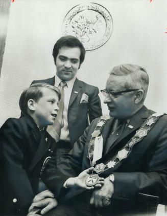 When Timmy meets Timmy. The Easter Seal campaign Timmy of 1970 - 10-year-old Stephen Francis - admires Metro Chairman Albert Campbell's chain of offic(...)