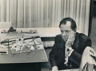 Waterfront developer Robert Campeau contemplates, with some weariness, the revised version of his $250 million apartment hotel-office tower complex on(...)